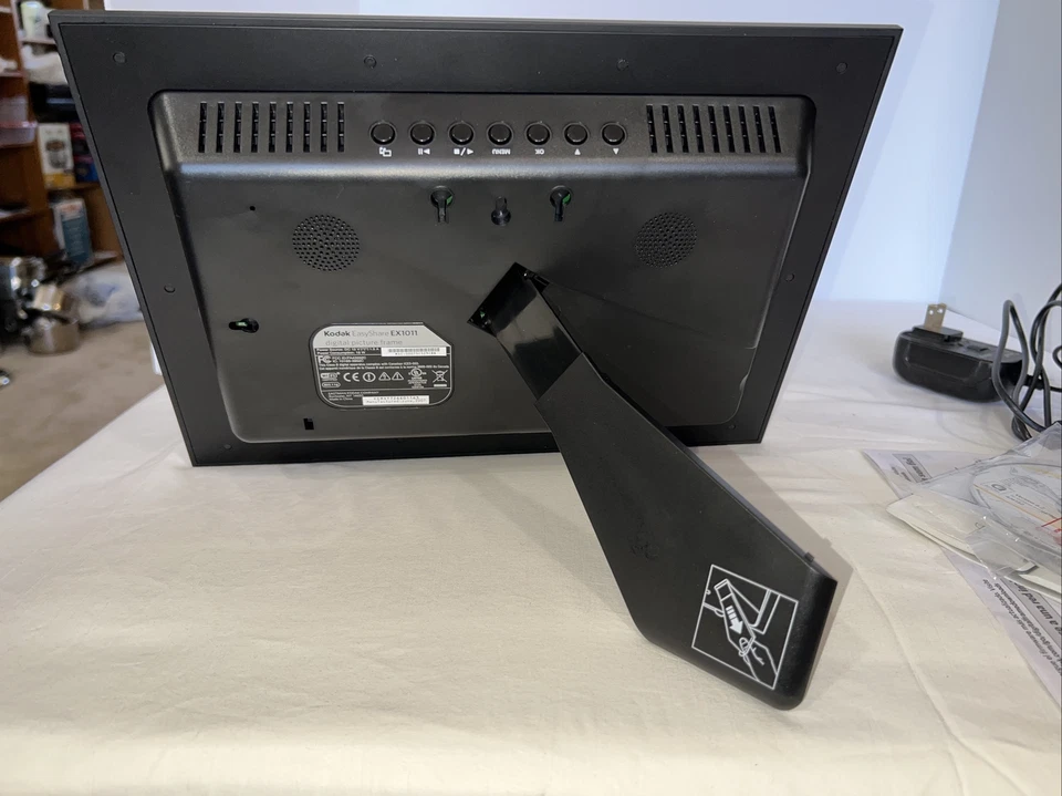 KODAK EASY SHARE EX1011 DIGITAL PICTURE FRAME IN EXCELLENT CONDITION AND READY - Image 4 of 4