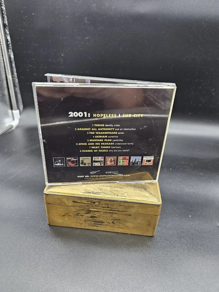 2001: A Punk Oddity Hopeless Sub City Sampler (CD 2001) Foto 2 de 3