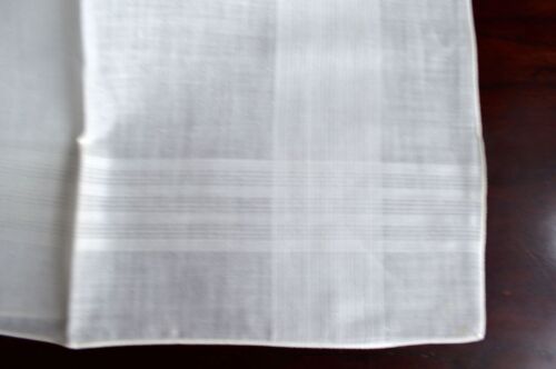 VINTAGE MENS HANDKERCHIEF 1950s NEW W/TAG WHITE GEOMETRIC DAMASK DESIGN EDGES - Picture 3 of 3