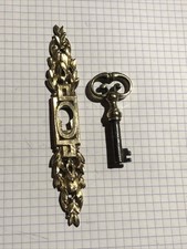 ornement entrée de serrure ancienne avec une Clé ￼ Diamètre Extérieur ￼5 ,lNT 4