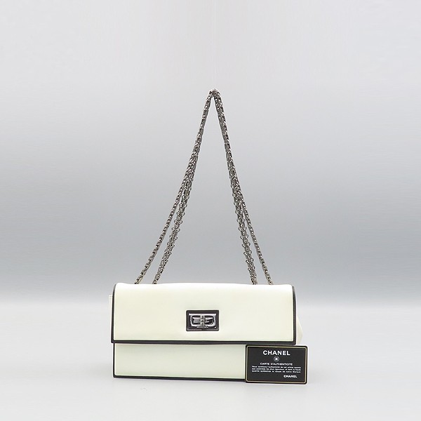 Chanel vintage 2.55 white leather shoulder bag A46260
