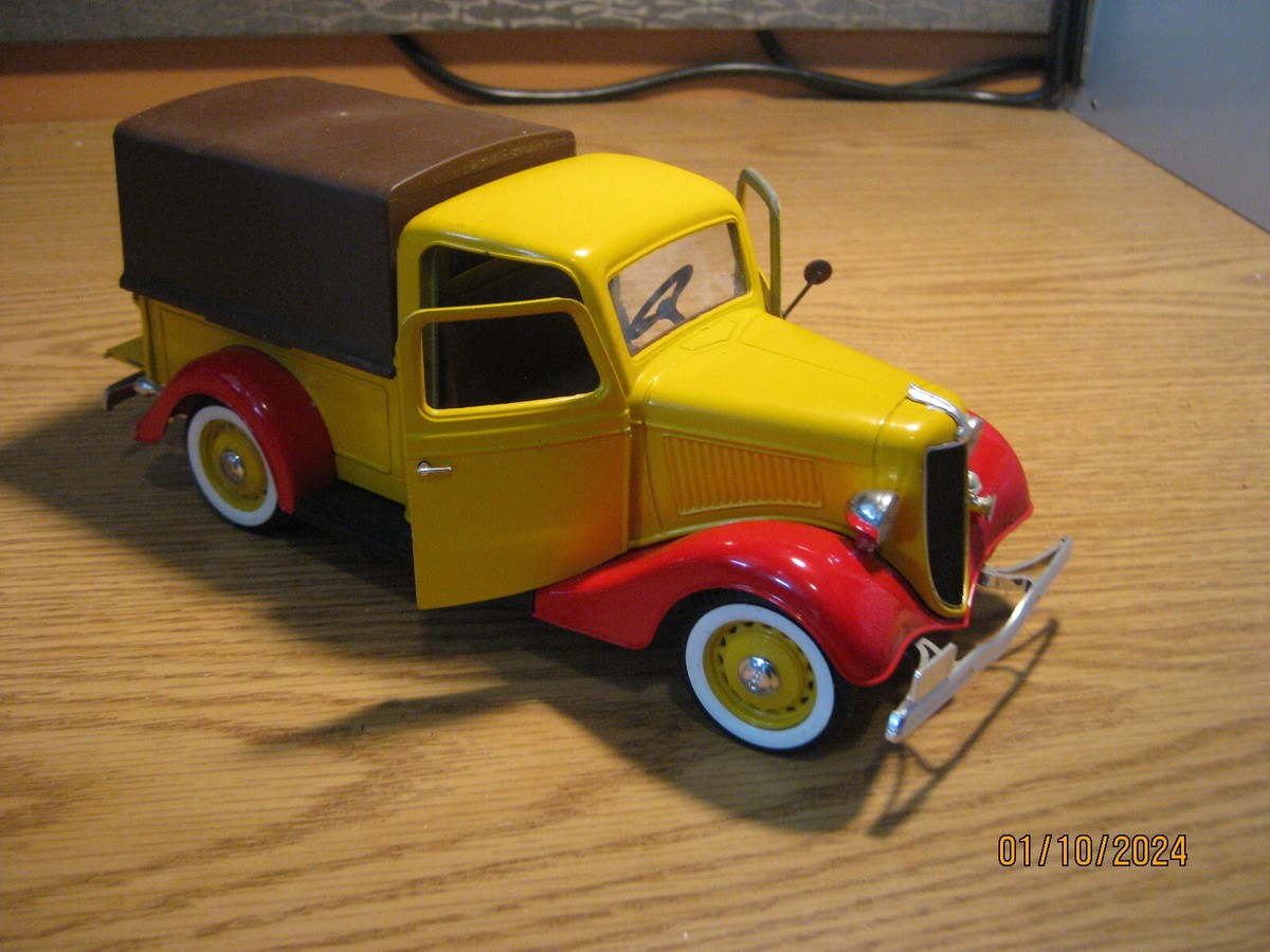 Miniature Solido 1/18 – Ford Pick-up Publicitaire Dunlop – Occasion