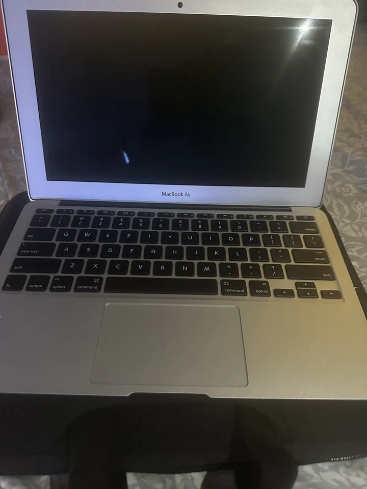 MacBook Air 11" Core I5 1.6ghz 4GB Ram 128GB SSD MacOS Monterey - Good Condition - Image 2 of 4