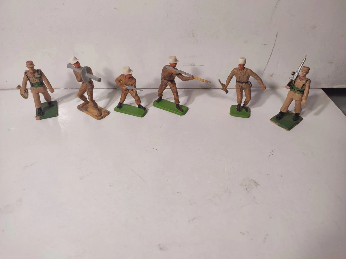 Lot De 4 Chevaux En Plastique Dont 1 Cofalu - Figurines Vintage 1:32