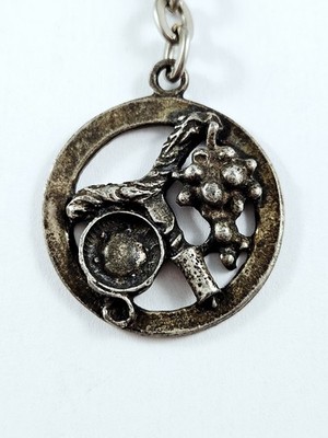 Schlüsselanhänger Liköre TH. GUILLON Nantes 1960er Metall Relief Vintage