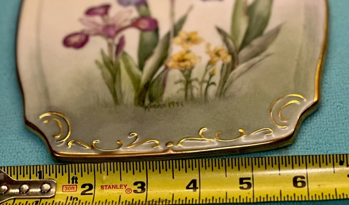 Vtg Elegant Iris Wall Trivet Signed Kerr 1999 11”x7” Gold Trim Scalloped Rim image 9