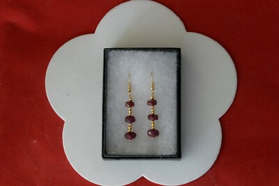 Schöne vergoldete Ohrringe mit facettiertem Rubin 5,1 gr. 3,5 Cm. Lang + Haken