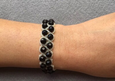 Handgefertigtes Perlenarmband - Zickzackmuster schwarz-weiß