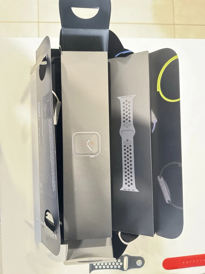 Nike I Watch Series 5 - Image 4 of 4