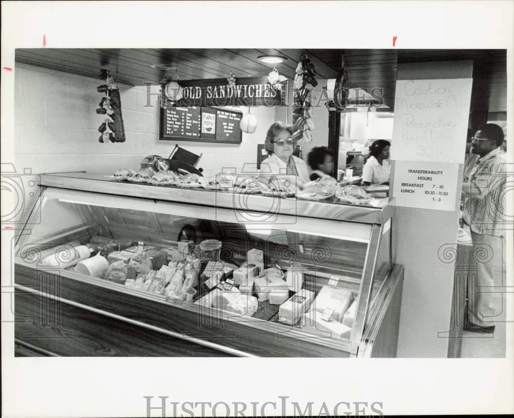 1977 Press Photo Sandwich Counter at University of North Carolina in Charlotte