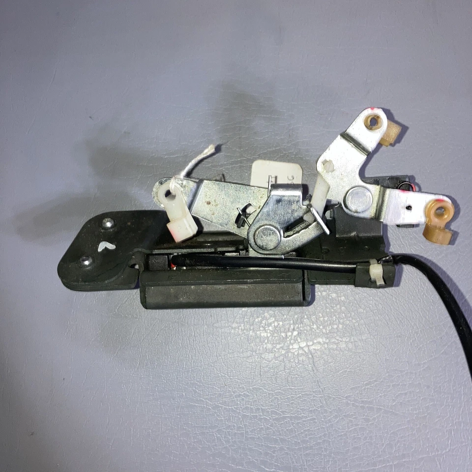 Actuador de cierre de maletero Suzuki Reno 2008 Foto 4 de 4