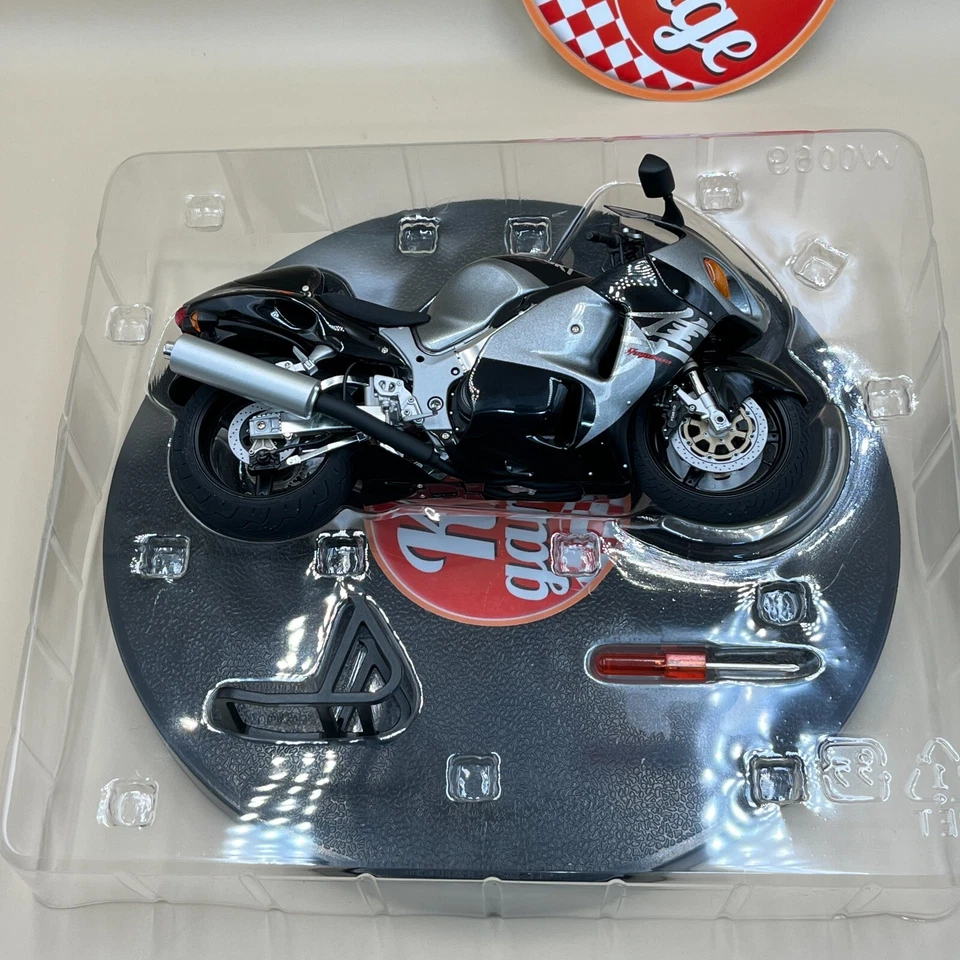 Tamiya 1/12 Masterwork SUZUKI Hayabusa GSX1300R 2001 black Finished 21042 - Image 3 of 4