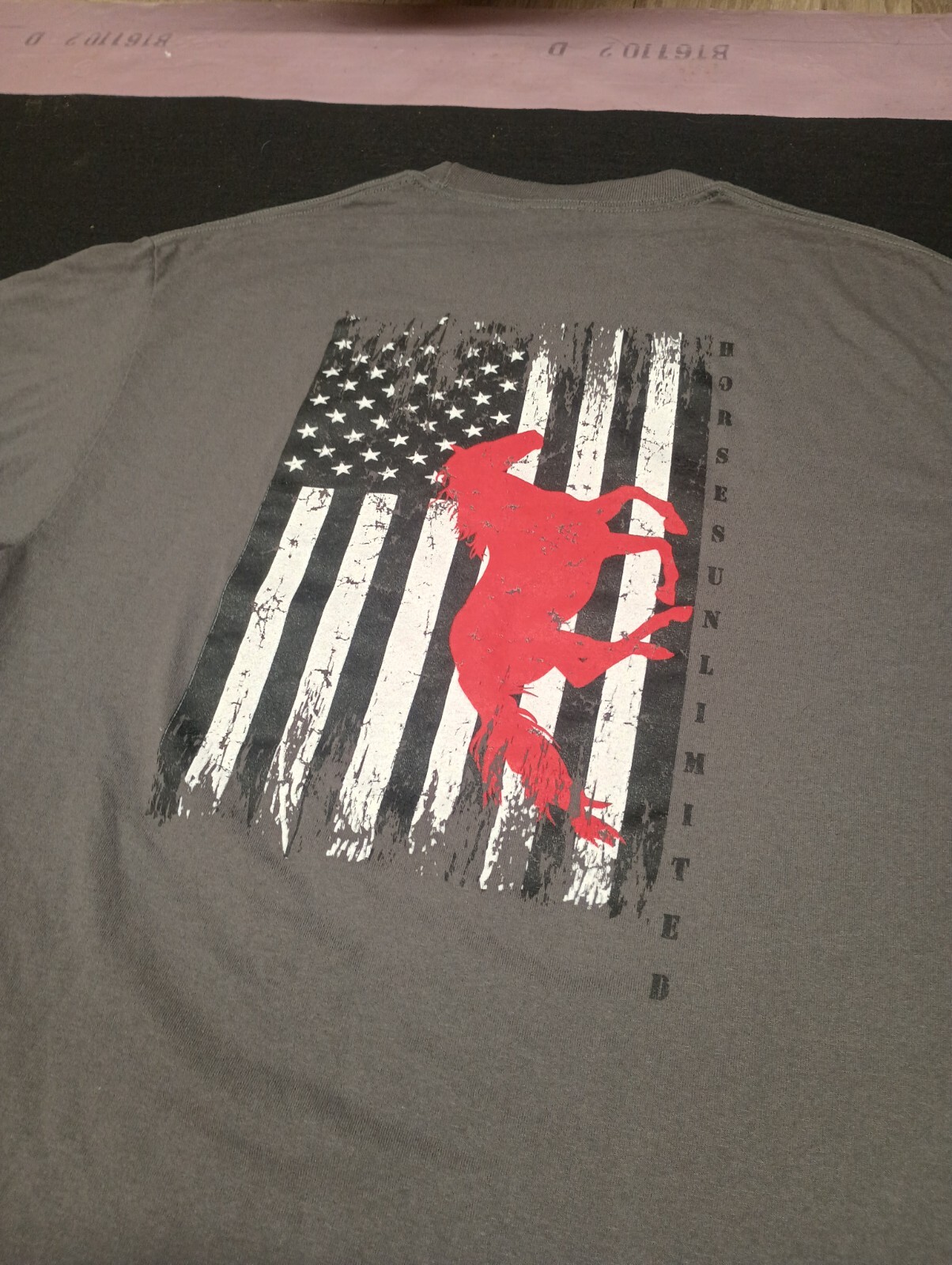 T shirt grafica Port And Company manica corta taglia M cavalli illimitata bandiera pony