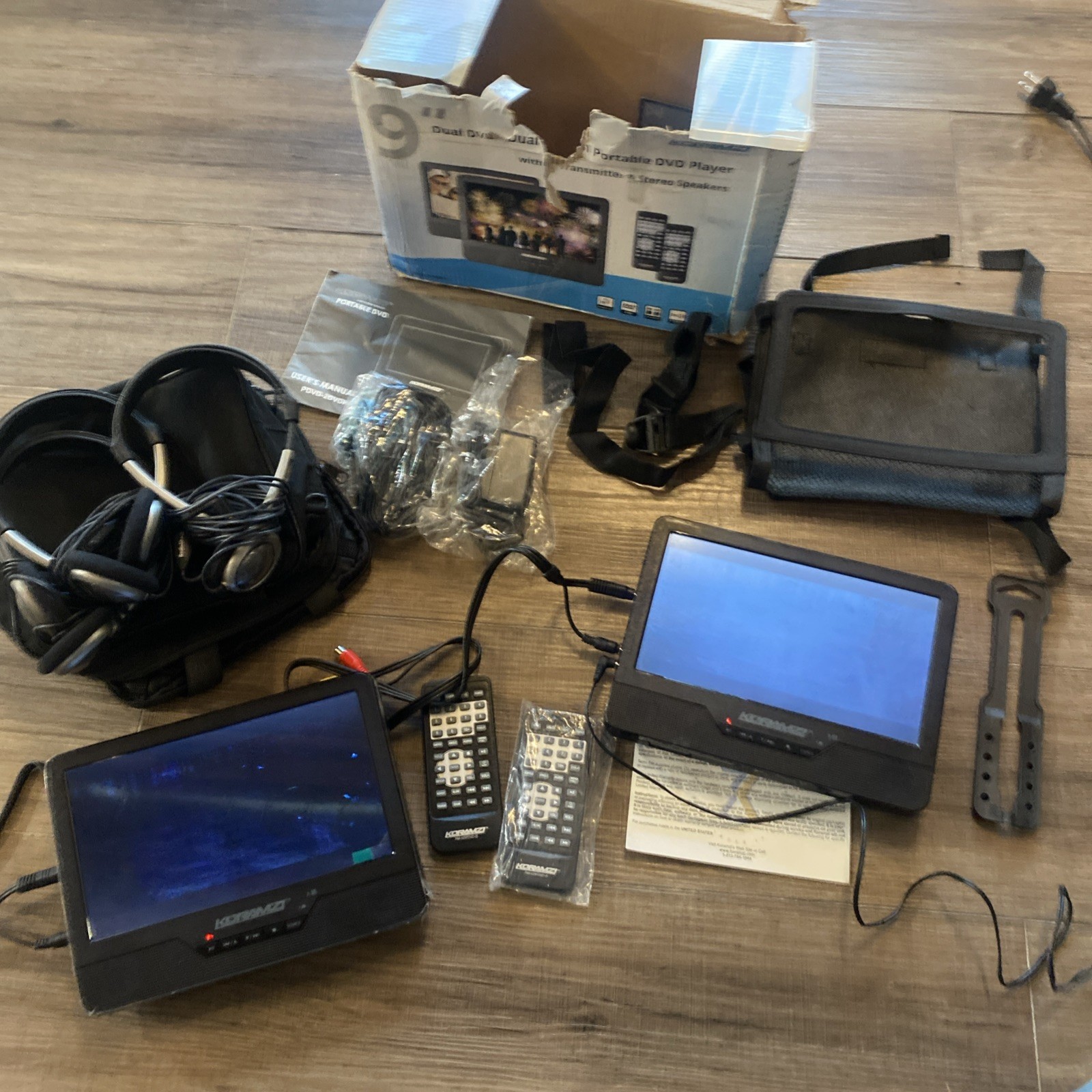 Koramzi Portable 9" Dual Screen Road Trip Vacation 3 Headpho
