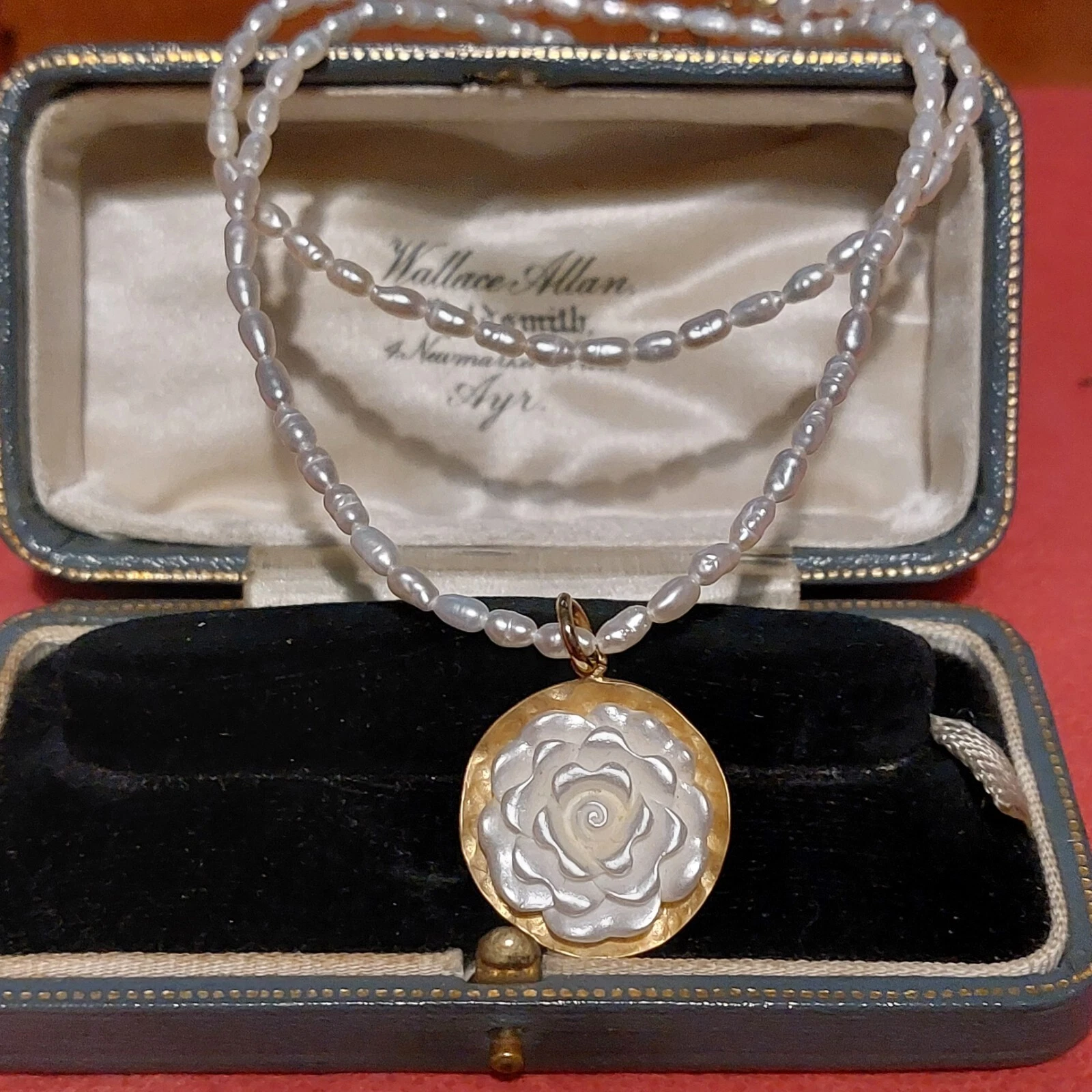 VETEMENTS Collana donna perle di fiume acqua dolce bianche con pendente fiore pieno oro