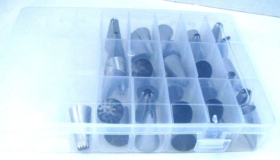 De colección 16 Glaseado Tubería Decoración de Pasteles Puntas de Metal Boquilla 2 Acopladores de Plástico y Caja Foto 2 de 4