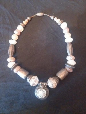 ancien collier vintage en argent et métal argenté et perles de verre acrylique - Photo 1/4
