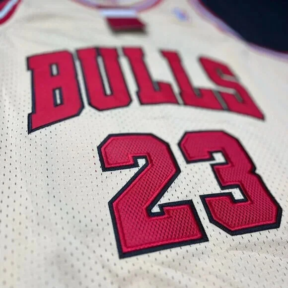 Camiseta deportiva grande RARA roja y dorada de los Chicago Bulls 1995-96 de Michael Jordan  Foto 2 de 4