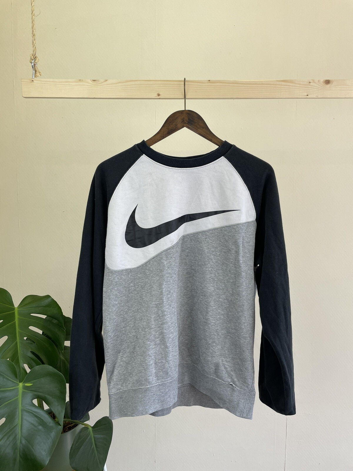 nike sweatshirt big swoosh medium 