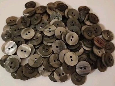 15 mm 24 L x 20 graue Perlmuttoptik 2 Loch Knöpfe + ein gratis Geschenk  