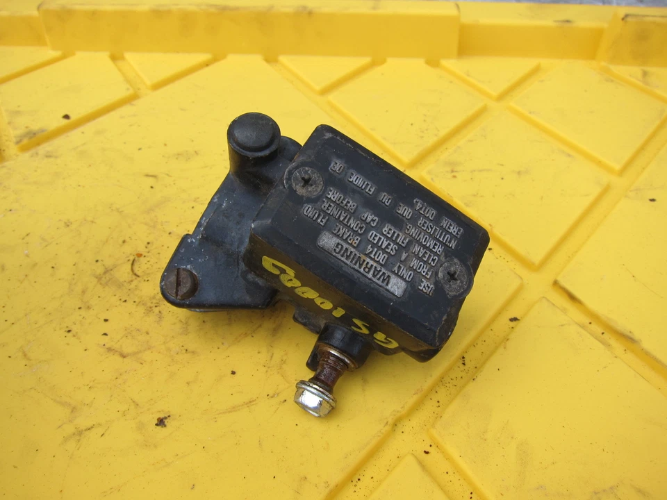 1980 Suzuki GS1000 G OEM FRONT BRAKE MASTER CYLINDER - Image 4 of 4