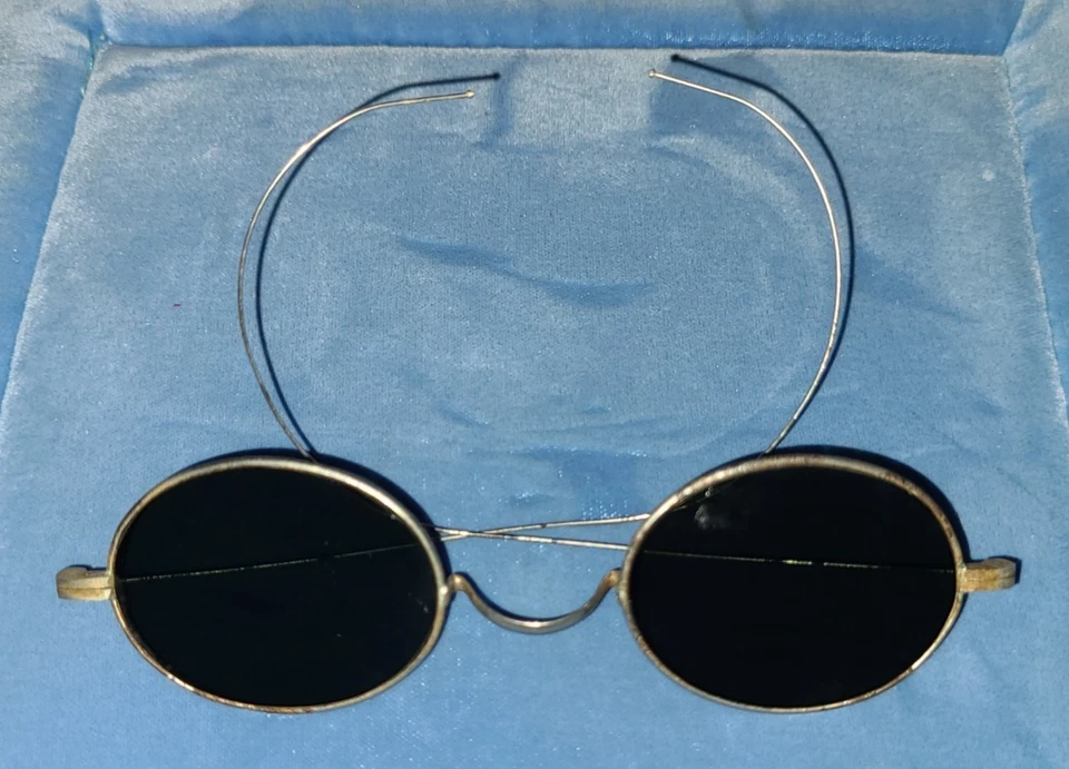 Gafas de sol antiguas redondas con marco de alambre de metal tono plata / gafas tintadas