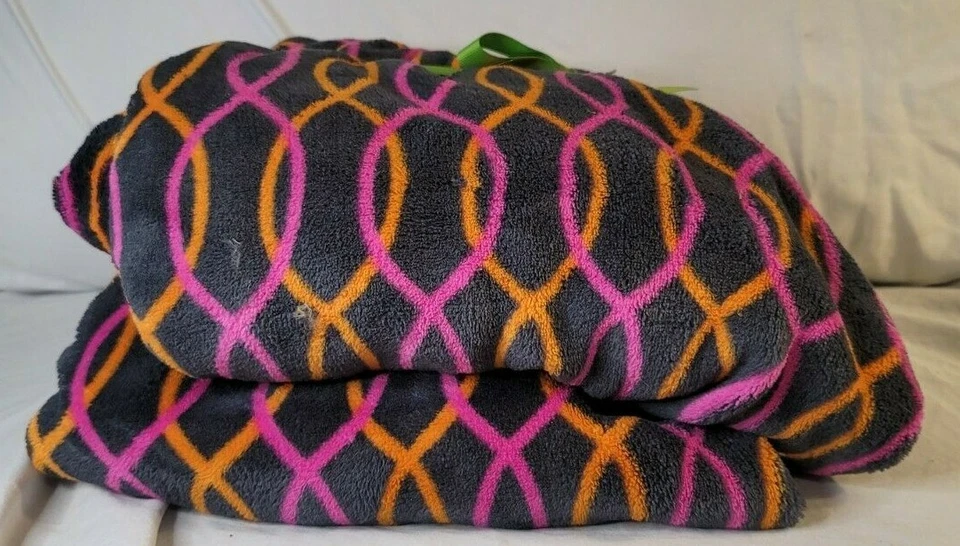 Vera Bradley Throw Blanket in Jazzy Swirls Retired Pattern. - Image 3 of 4