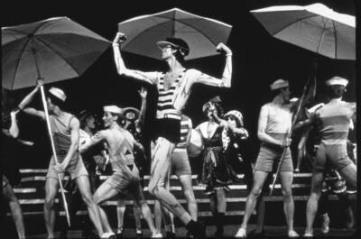 Actor Tommy Tune Flexing His Muscles With Cast Members 1976 OLD PHOTO