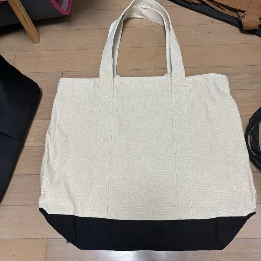 Uniqlo U Shoulder Bag Brown & White New & Used Women's Bags thumbnail 3