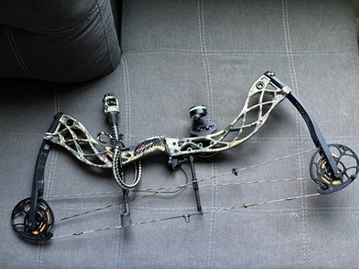 Bowtech Carbon Icon 3.2 Lbs, 31''ata, 70lb Draw, RH