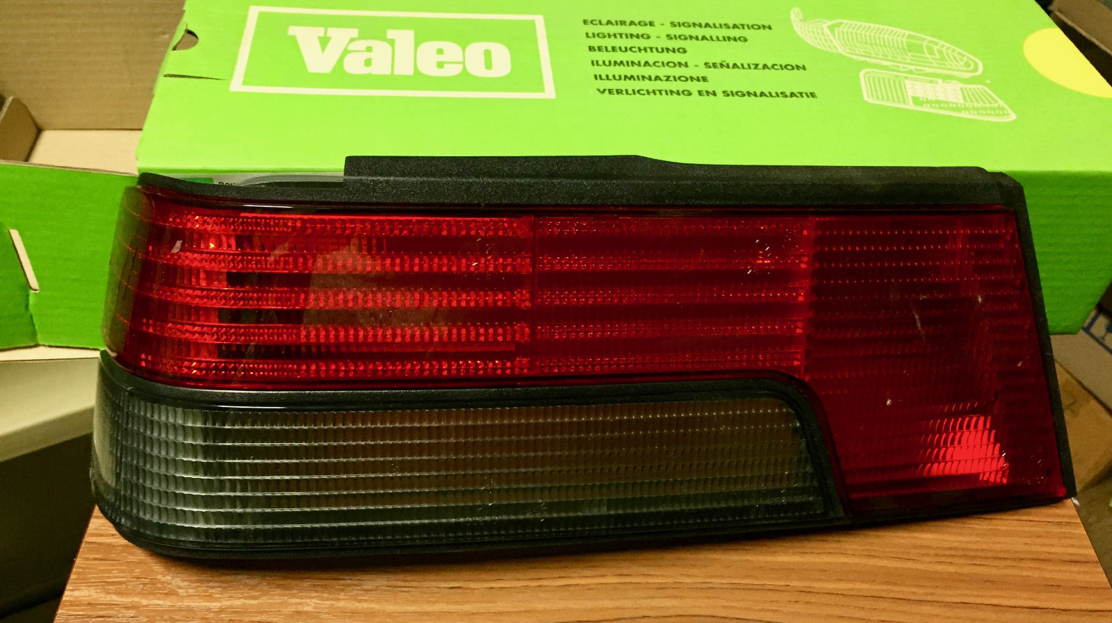 Cabochon feu arriere gauche Valeo 061547 de rechange pour reparation Peugeot 405