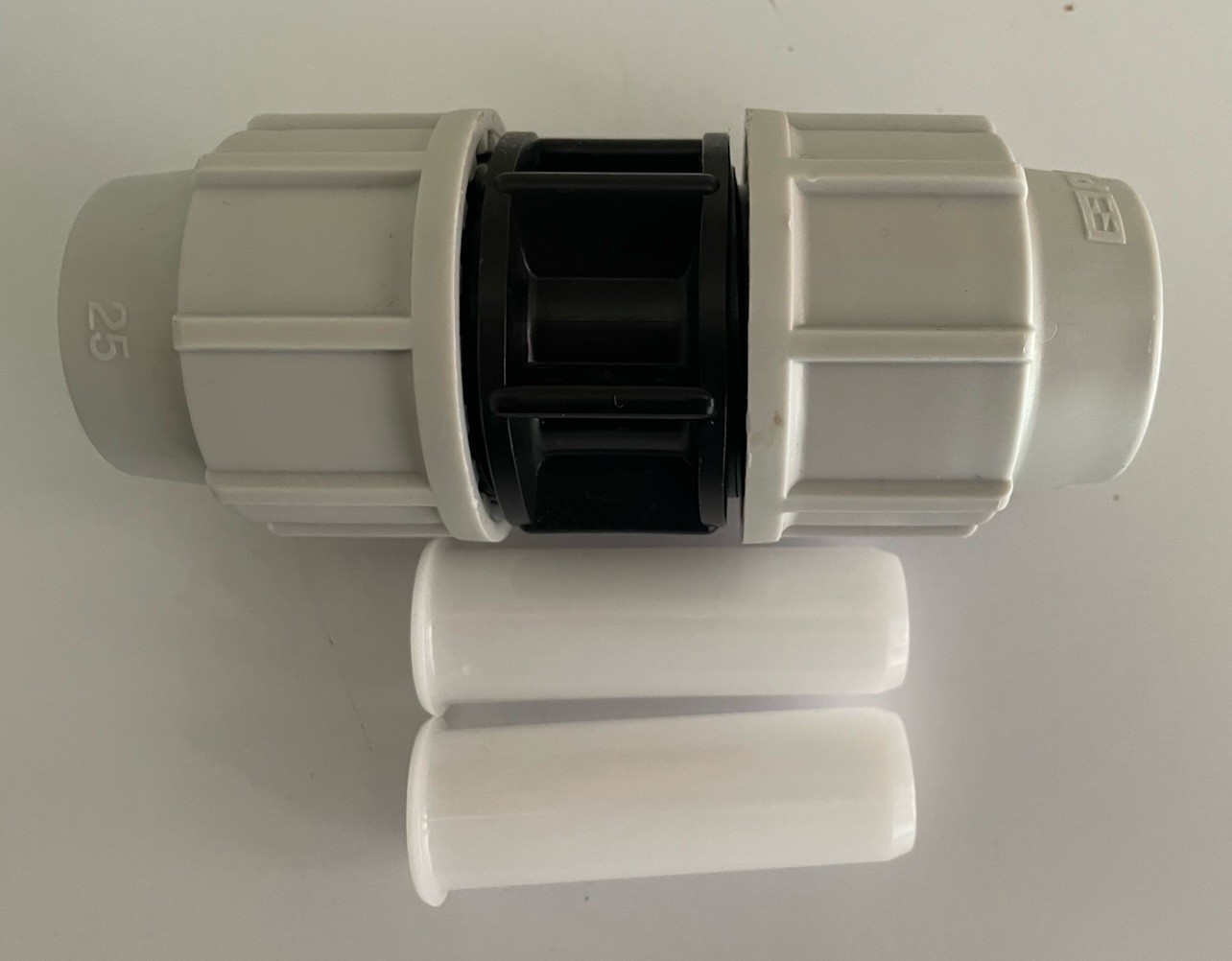 25mm MDPE Straight Coupling c/w 2 Pipe Inserts…Plasson 7010