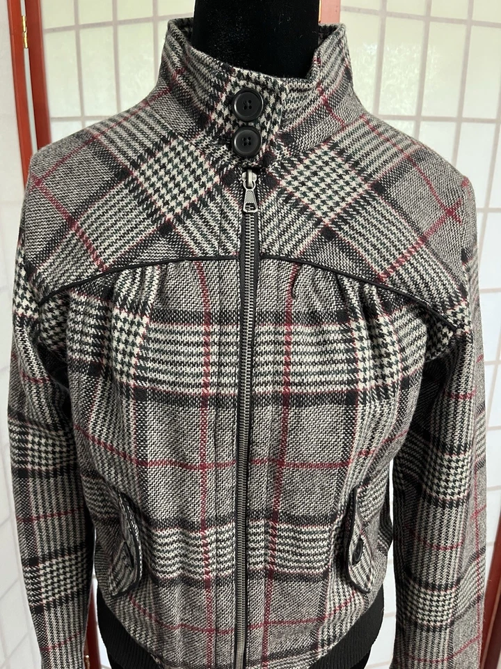 Chaqueta Relativity Gris, Negro y Rojo a Cuadros Cremallera Mezcla Lana Con Detalles de Botones Foto 3 de 4