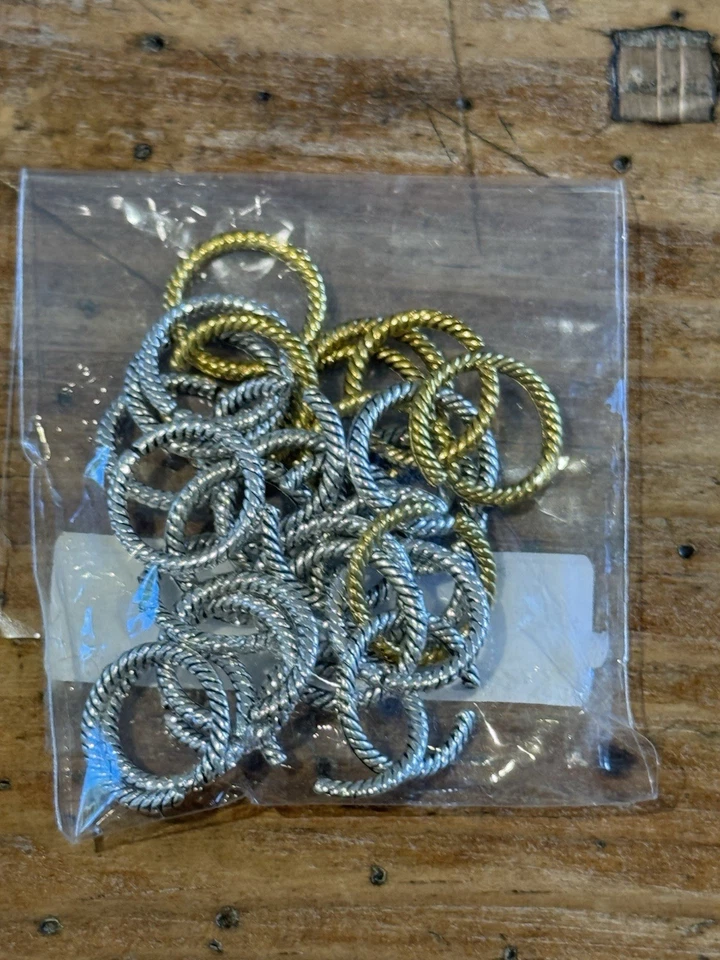 "Anillos de salto abiertos 1/2"" retorcidos tonos PLATA Y ORO 29 piezas Kahn-Fagan" Foto 2 de 2