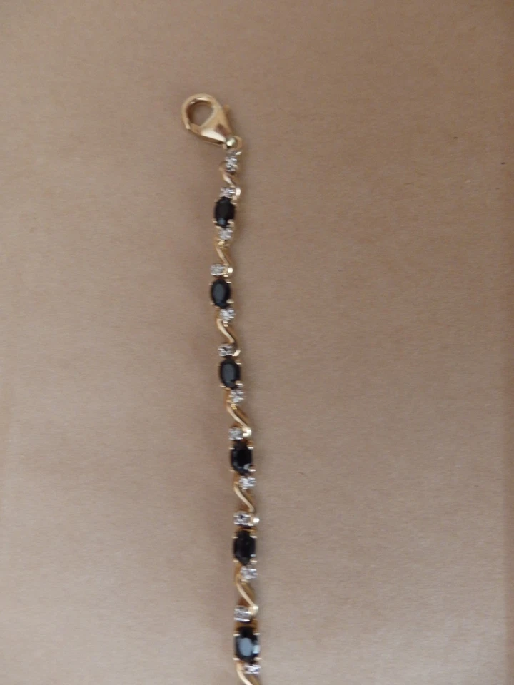 Brazalete de tenis de oro de 9 quilates con zafiros y diamantes Foto 3 de 4