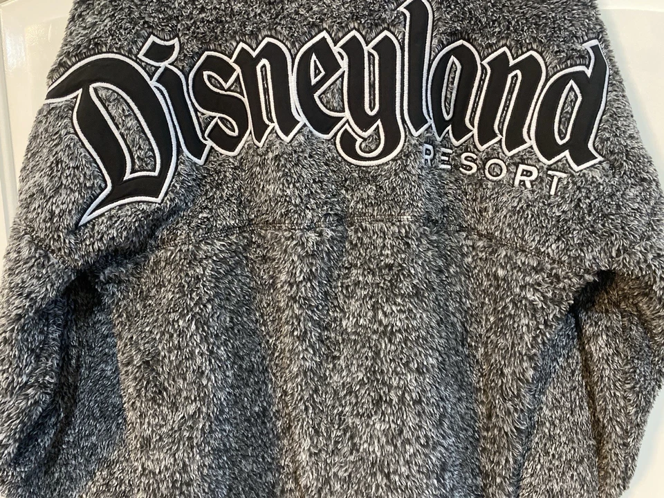 Camiseta deportiva Spirit gris y negra polar de los parques Disney Disneyland Resort adulto pequeña Foto 3 de 4
