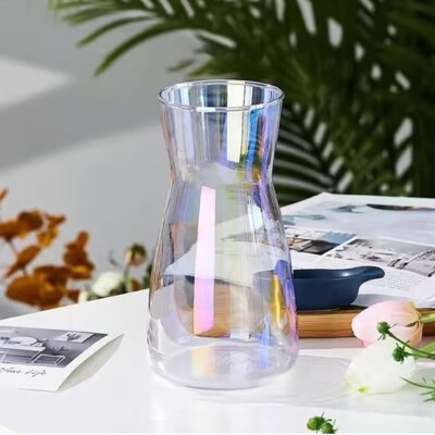 Schöne kleine Glasvase für Blumen mit transparentem Regenbogenfinish