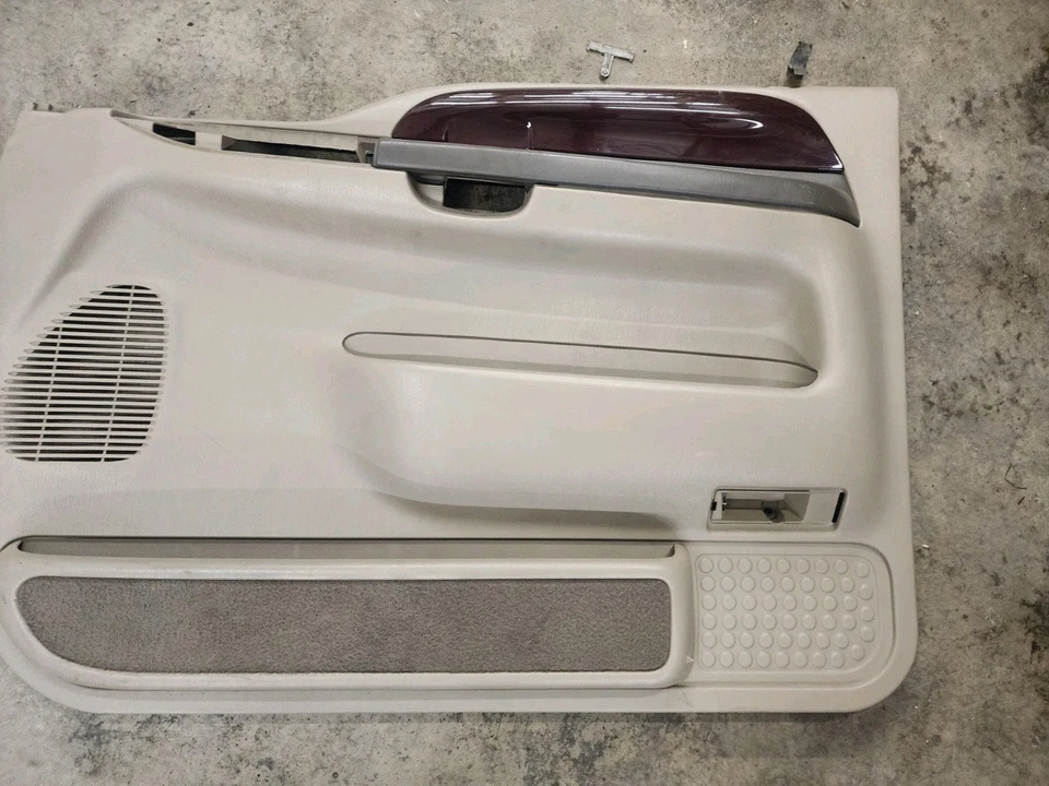 Отделочная панель передней внутренней двери желтовато-коричневая для правостороннего пассажира Ford Excursion 2003 2004 годов выпуска - Изображение 3 из 4