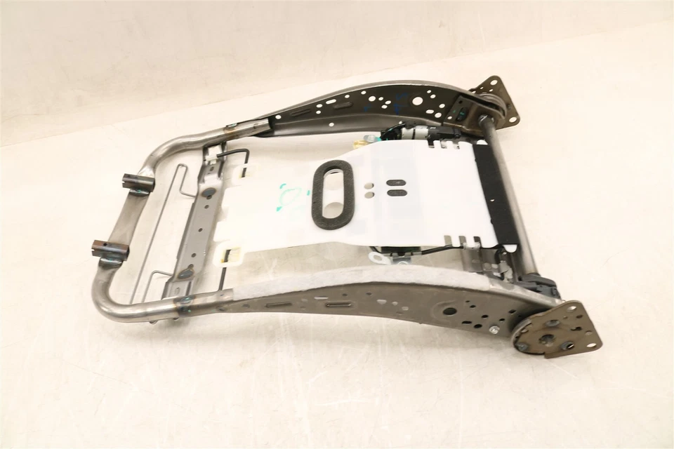 Marco trasero asiento delantero derecho OEM 71630-33200 NUEVO para Lexus ES350 ES300h 2016-2018 Foto 4 de 4