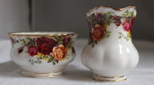 Royal Albert Old Country Roses Set of Mini Creamer and Mini Open Sugar Bowl - Picture 3 of 10
