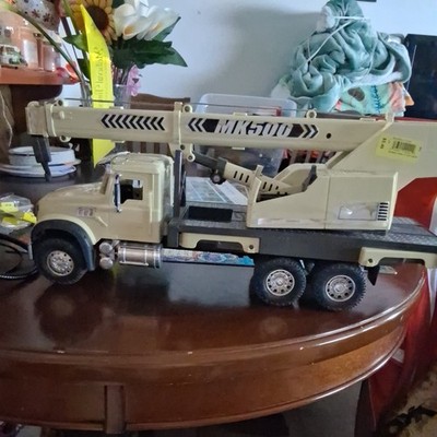 New Ray 1/18 Mack Granite Truck w/Extendable Crane MK500