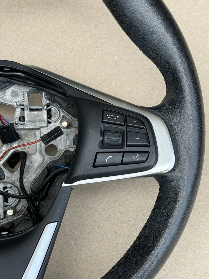 BMW X1 F48 2016-2021 volante OEM cuero negro Foto 3 de 4