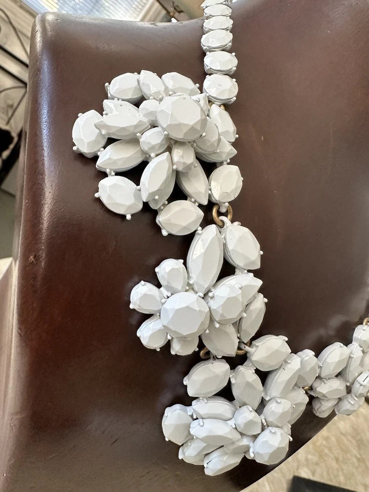 J. Collar Crew Statement Brûlèe Pasarela Grueso Flor Lucita Estrás Blanco Foto 2 de 4