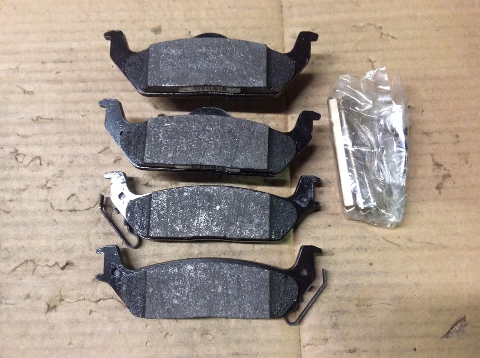 Nuevas pastillas de freno de disco traseras de fábrica OEM Ford Motorcraft 4L3Z-2200-AB Foto 4 de 4