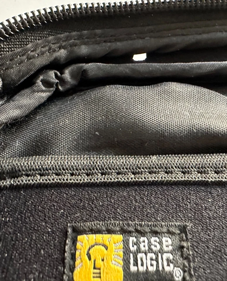 Estuche con cremallera CASE LOGIC para accesorios de computadora con compartimentos de malla - 8" x 6" Foto 2 de 4