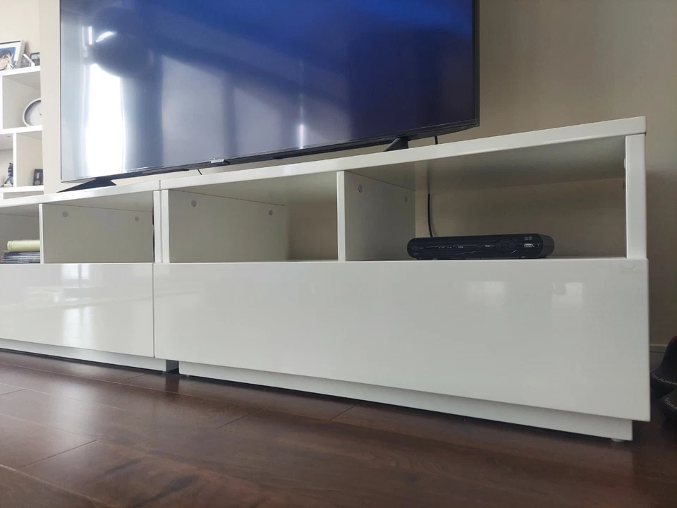 Soportes de TV blancos con cajones en blanco de alto brillo (80"" de ancho x 19"" de profundidad x 20"" de alto), CB2 Foto 2 de 4