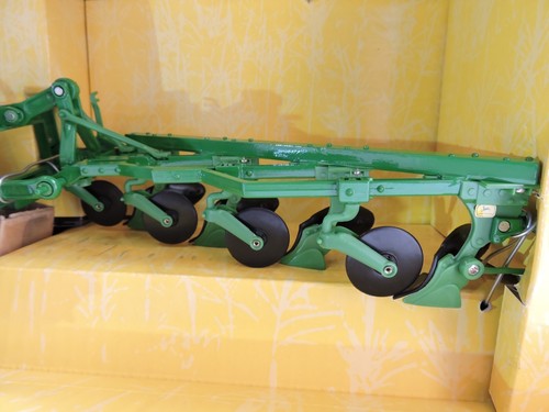 2001 VTG John Deere 3020 Tractor with 4 Bottom Plow 1/16th Scale NEW IN ORIG BOX - Picture 10 of 17