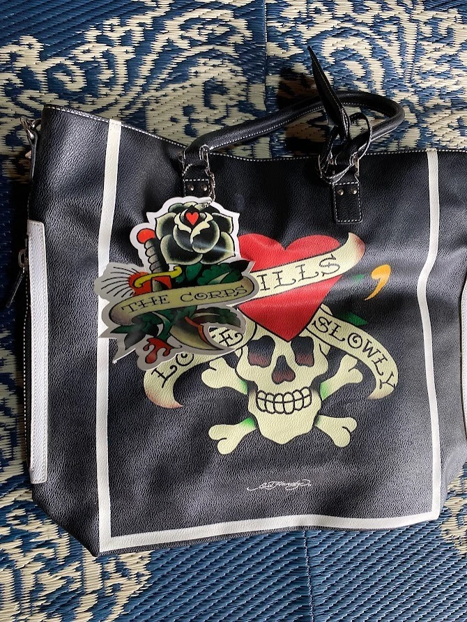 Preços baixos em Bolsas de mensageiro Ed Hardy Preto para Homens