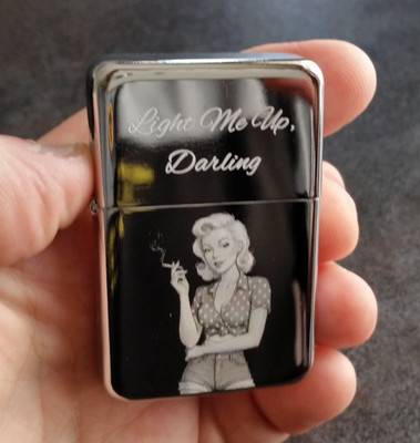 Vintage Style Frau Raucher Feuerzeug - ''Light Me Up Darling'' - personalisierbares Geschenk