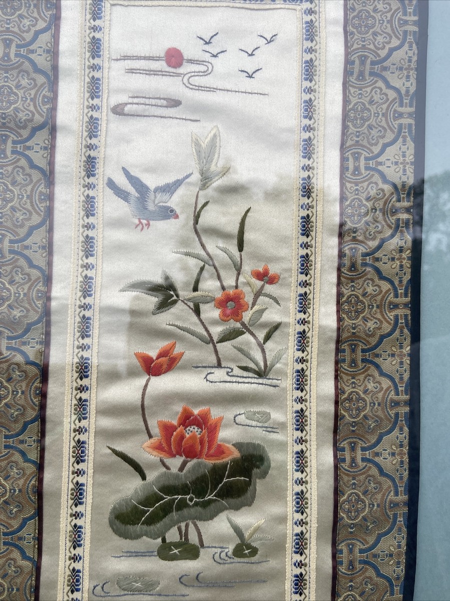 ANTIQUE CHINESE ASIAN SILK EMBROIDERY - WOODEN FRAME - 21 X